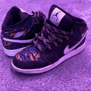 Air Jordan’s 1 mid “tiger stripe”